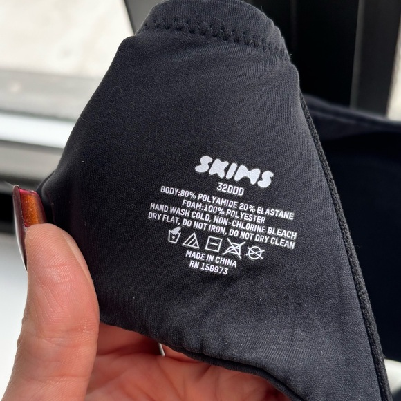 SKIMS Fits Everybody T-Shirt Bra in Onyx - Picture 7 of 7